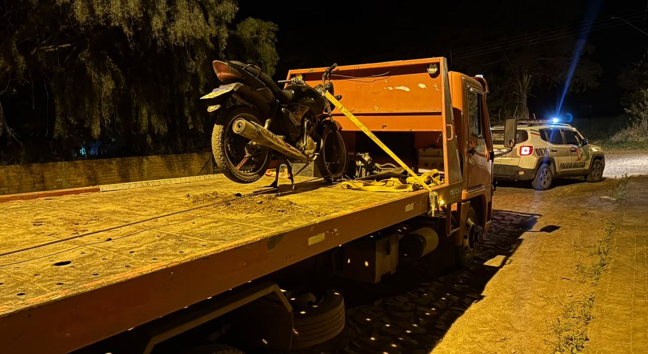 Motocicleta com R$ 12 mil em débitos é apreendida em São Domingos