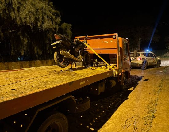 Motocicleta com R$ 12 mil em débitos é apreendida em São Domingos